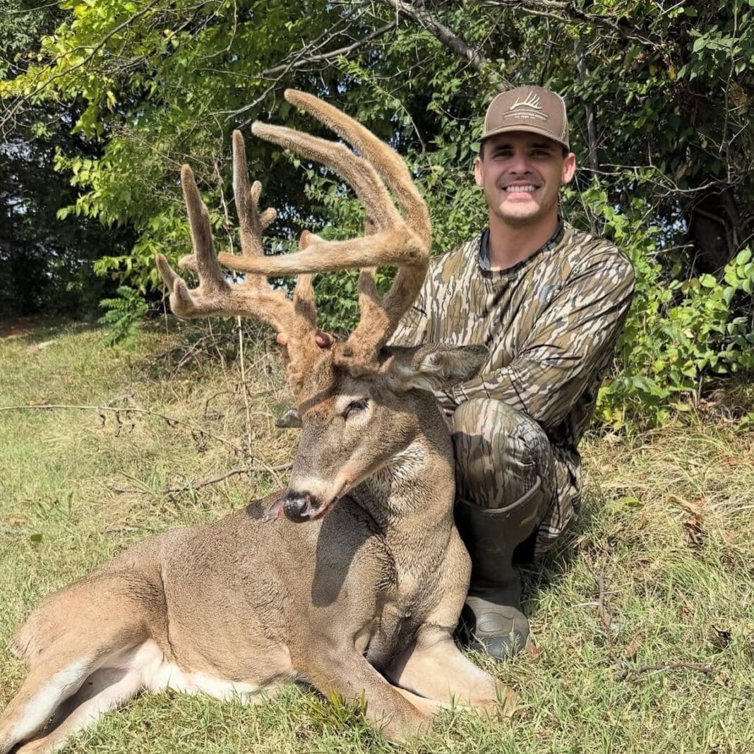 An absolute STUD 

Congrats @justinryun 

#rogerssportinggoods #rogersgear #deer...