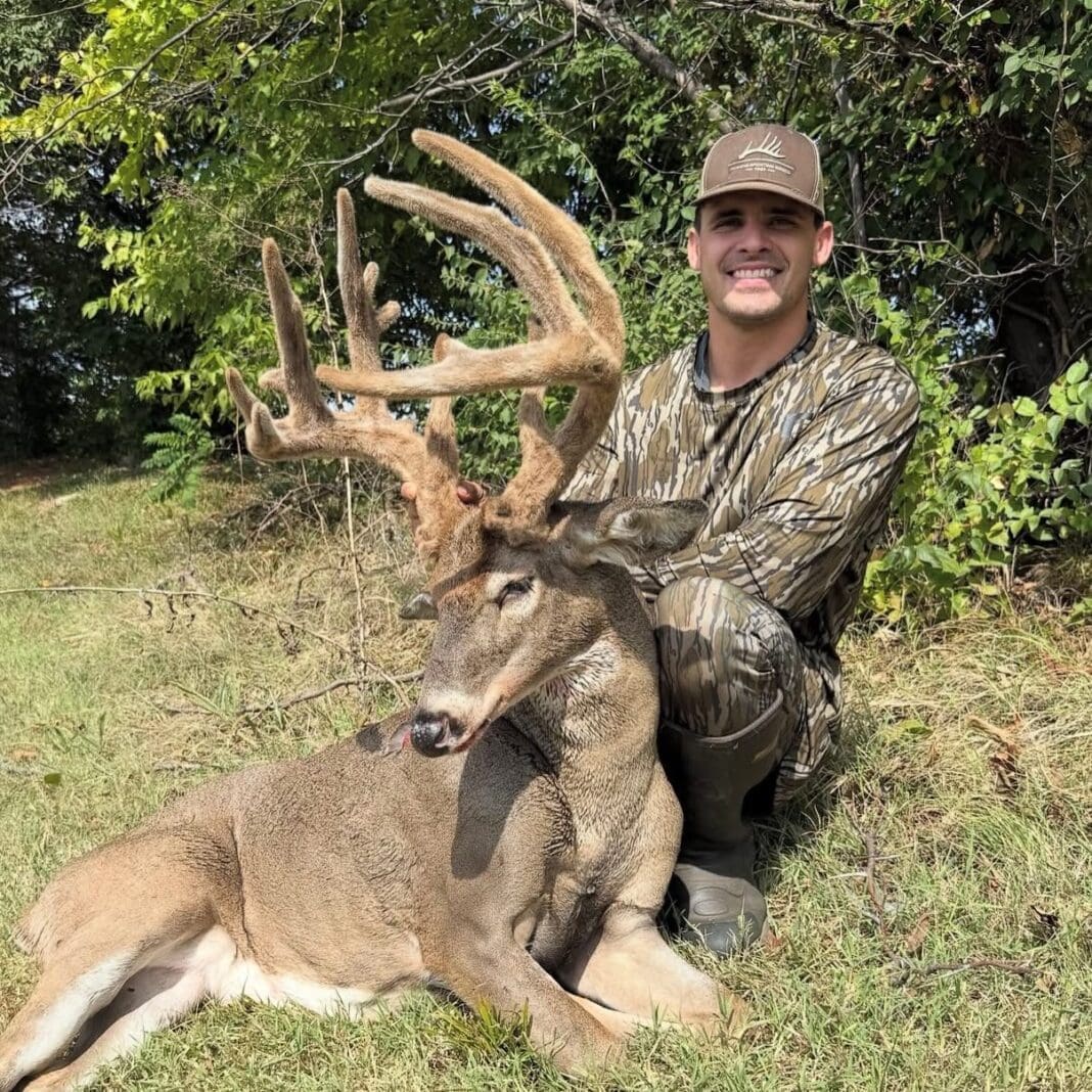 An absolute STUD 

Congrats @justinryun 

#rogerssportinggoods #rogersgear #deer...